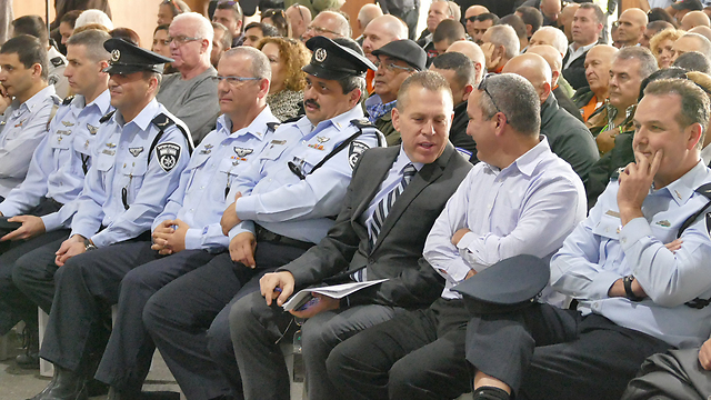 Gilad Erdan with Police Commissioner Roni Alsheikh (Photo: Effi Sharir)