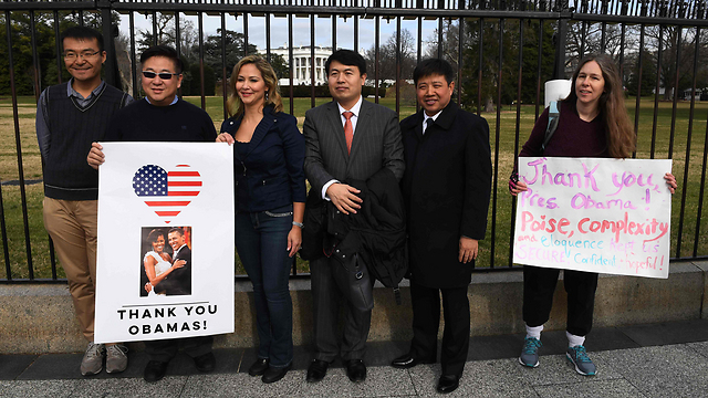 שלטי תמיכה בזוג הנשיאותי ליד הבית הלבן (צילום: AFP) (צילום: AFP)