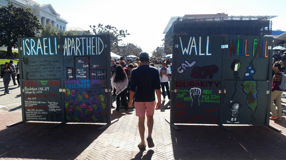 "חומת אפרטהייד" באוניברסיטת ברקלי שבקליפורניה ()
