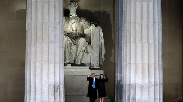 דונלד ומלניה טראמפ באנדרטת וושינגטון (צילום: רויטרס) (צילום: רויטרס)