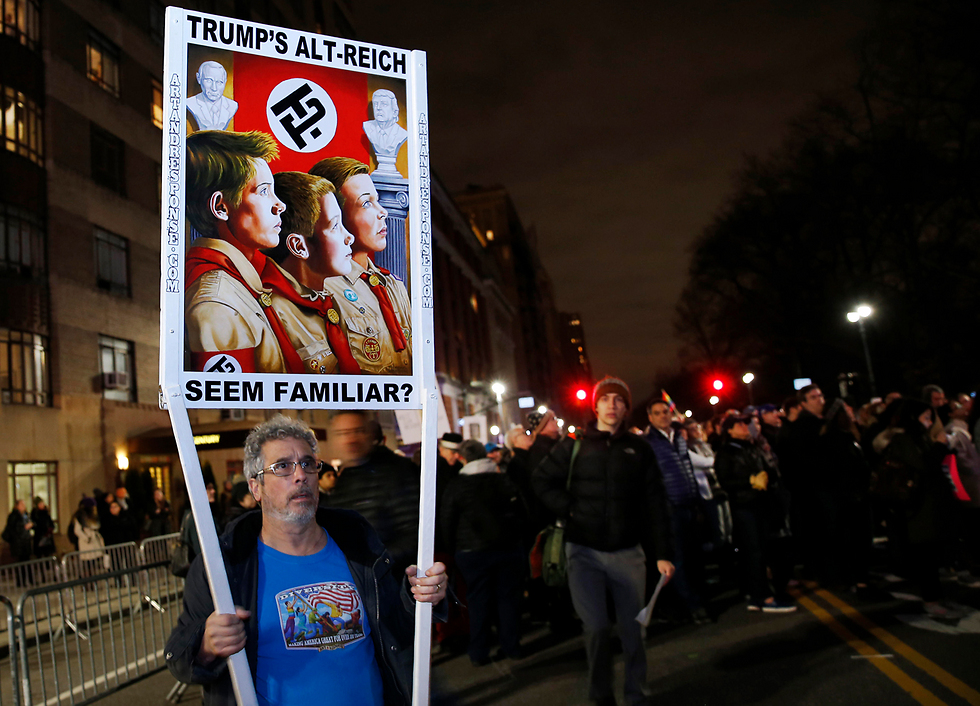 המחאה נגד טראמפ בניו יורק  (צילום: AP) (צילום: AP)