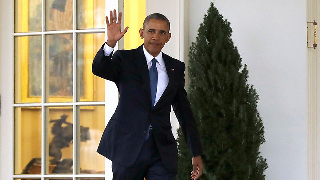 אובמה יוצא מהבית הלבן לפני טקס ההשבעה (צילום: AP) (צילום: AP)