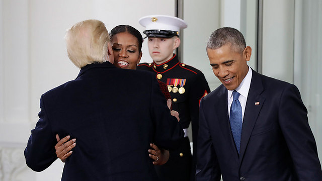 נשיקה קרה. מישל אובמה עם הנשיא הנכנס טראמפ (צילום: AP) (צילום: AP)