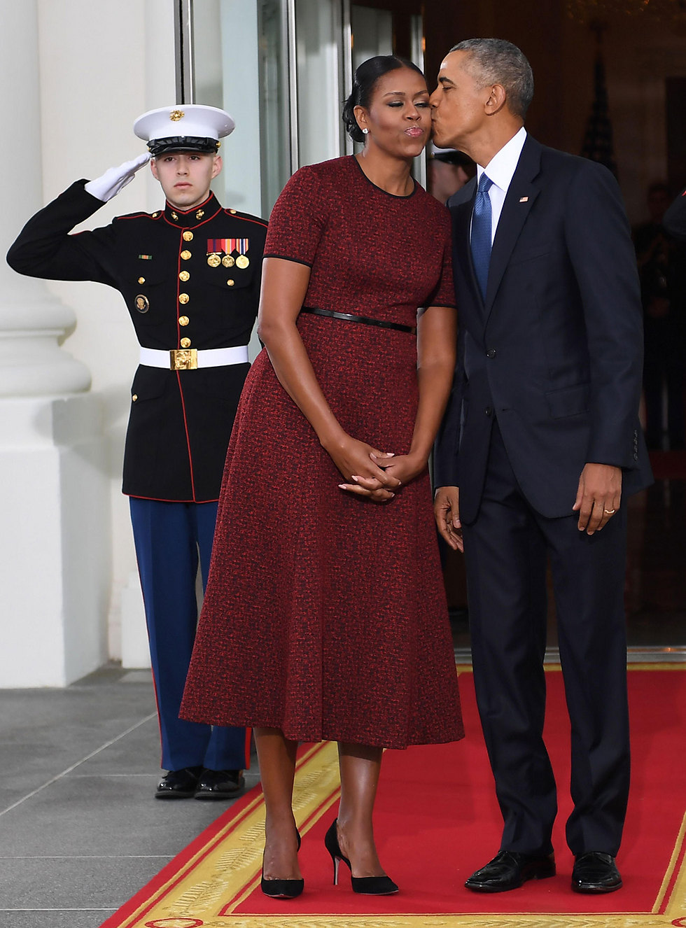 השמלה האחרונה של מישל אובמה - שרוולים קצרים ונועזים בקור של וושינגטון (צילום: AFP) (צילום: AFP)