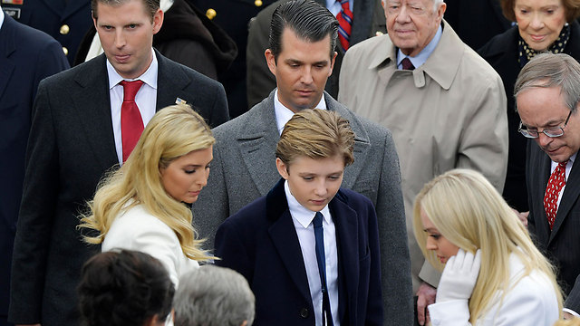 משפחתו של טראמפ נערכת לטקס (צילום: AP) (צילום: AP)