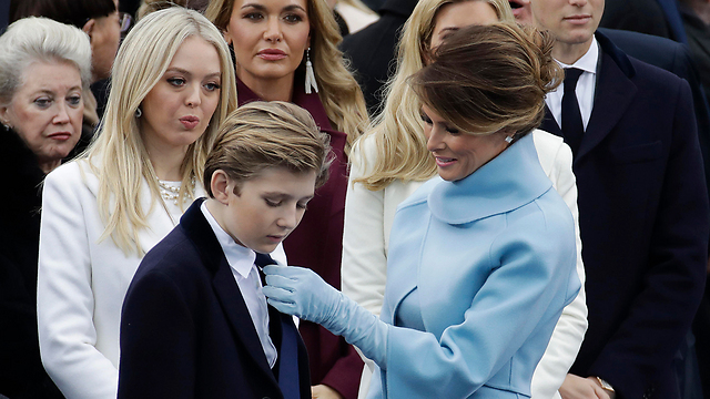 רעייתו של טראמפ מלניה ובנם המשותף בארון בטקס ההשבעה (צילום: AP) (צילום: AP)
