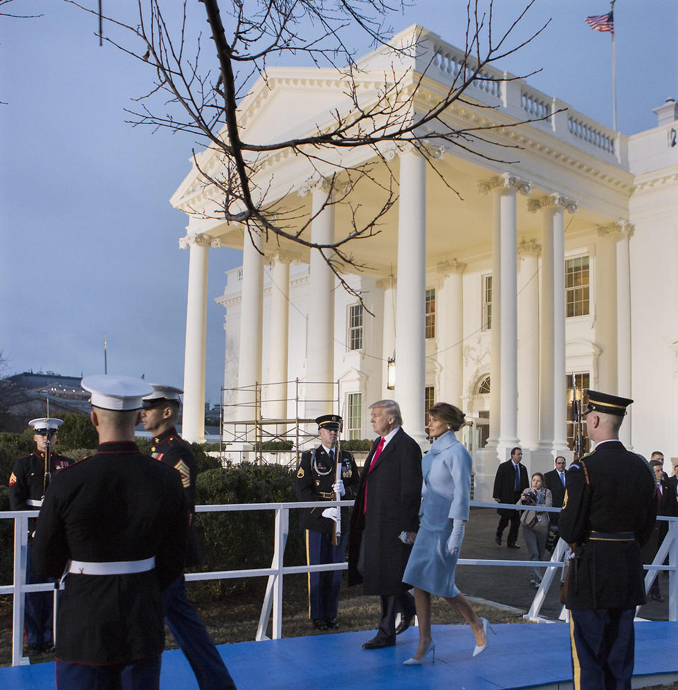 לראשונה כנשיא ארה"ב. דונלד טראמפ ורעייתו מלניה מגיעים לבית הלבן (צילום: EPA) (צילום: EPA)