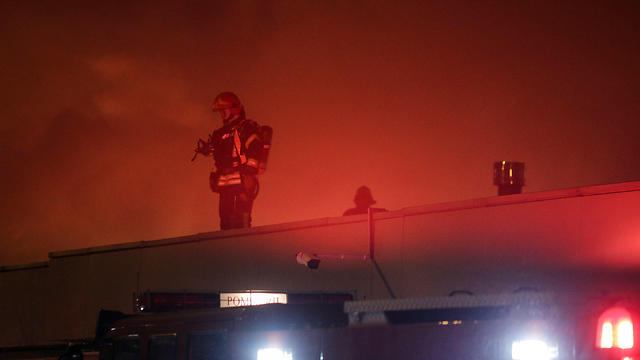 כוחות הכיבוי בסמוך למועדון בזמן השריפה (צילום: רויטרס) (צילום: רויטרס)