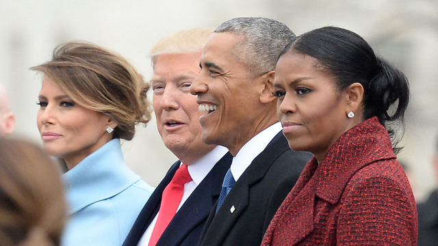 הממלכתיות מתה. הזוג אובמה בהשבעת הנשיא טראמפ (צילום: AP) ()