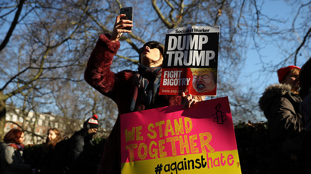 מפגינים נגד טראמפ בלונדון (צילום: GETTYIMAGES) (צילום: GETTYIMAGES)