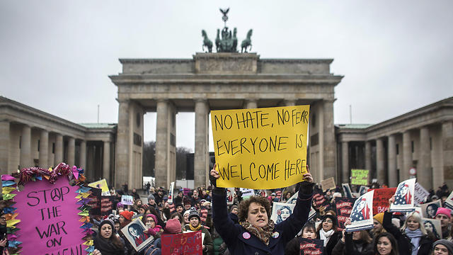 הפגנה בברלין נגד טראמפ (צילום: MCT) (צילום: MCT)