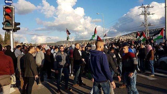 Israeli-Arabs protesting on Highway 65 (Photo: Gil Nahoshten)