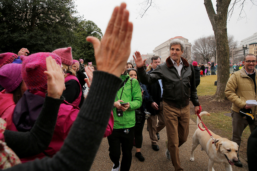 אורחים בהפגנה: ג'ון קרי, אתמול עוד מזכיר המדינה, והכלב (צילום: רויטרס) (צילום: רויטרס)
