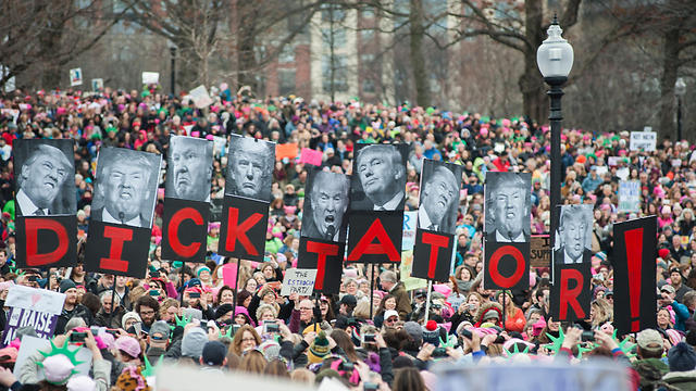 "דיקטטור" במחאה בבוסטון (צילום: AFP) (צילום: AFP)