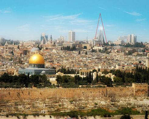 הדמיית מגדל הפירמידה בירושלים (המסגרת הגבוהה מייצגת את הרעיון המקורי, הנמוכה יותר את הרעיון שנאלץ לקבל, ומאז הפרויקט מוקפא) (תכנון: Studio Libeskind)
