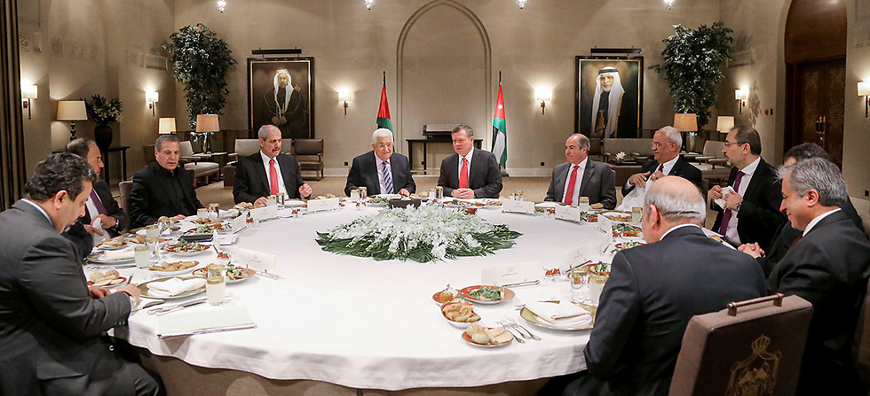 King Abdullah II (C-R) dining with Palestinian President Mahmoud Abbas (C-L) in the capital Amman (Photo: AFP / Yousef Allan / Jordanian Royal Palace) (Photo: AFP / Yousef Allan / Jordanian Royal Palace)