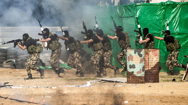 פעילי הזרוע הצבאית של חמאס מתאמנים. כיסוח דשא לארגונים הסלפים (צילום: AFP) (צילום: AFP)