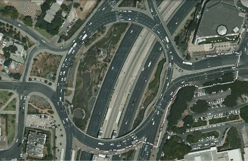  ניכר שהמתכננים לא חשבו לרגע על הולכי הרגל, אלא רק על המכוניות, כפי שתעיד הטבעת המושקעת (מתוך gisn.tel-aviv.gov.il עיבוד תמונה: דניאל מייסה)