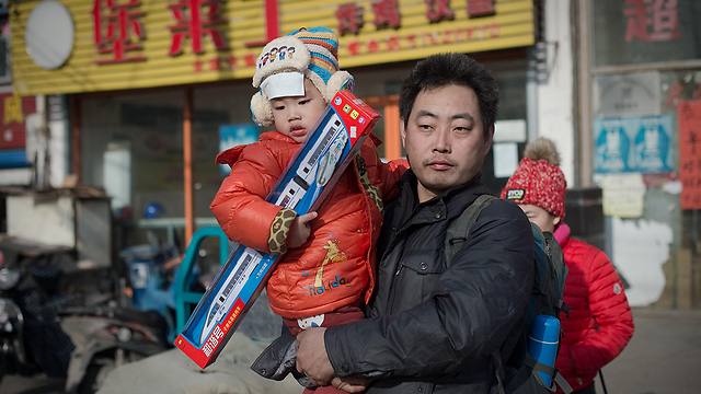 אב ובנו בבייג'ינג בירת סין  (צילום: AFP) (צילום: AFP)