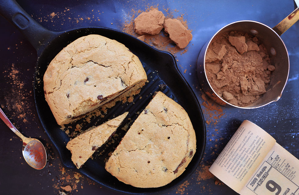 עוגיית שיבולת שועל ענקית במילוי ממרח קקאו ושוקולד צ׳יפס (צילום: הודליה כצמן)