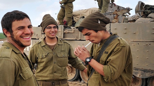 IDF soldiers smoking (Photo: Shutterstock) (Photo: Shutterstock)