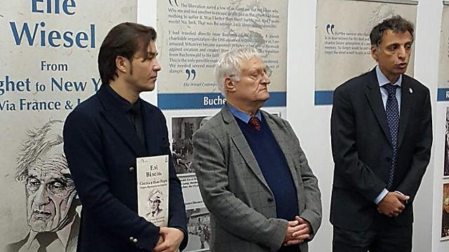 שגריר ישראל באוקראינה אלי בליצרקובסקי, עם חיים צ'סלר (במרכז) ושר התרבות האוקראיני (משמאל), שחקן במשרה מלאה ()