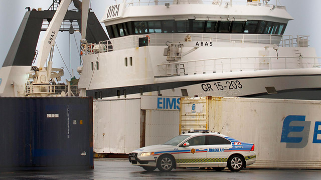 המשטרה ליד הספינה שהגיעה מגרינלנד (צילום: EPA) (צילום: EPA)