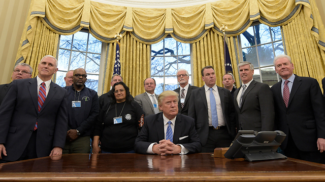 טראמפ עם מנהיגי איגודי עובדים, אתמול בבית הלבן (צילום: AP) (צילום: AP)