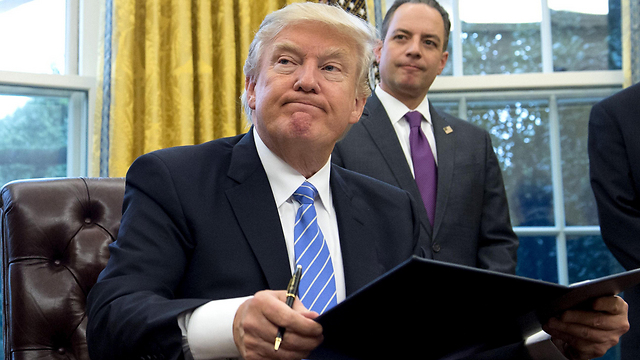 הנשיא טראמפ חותם על הצו. השבוע בוושינגטון (צילום: AFP) (צילום: AFP)