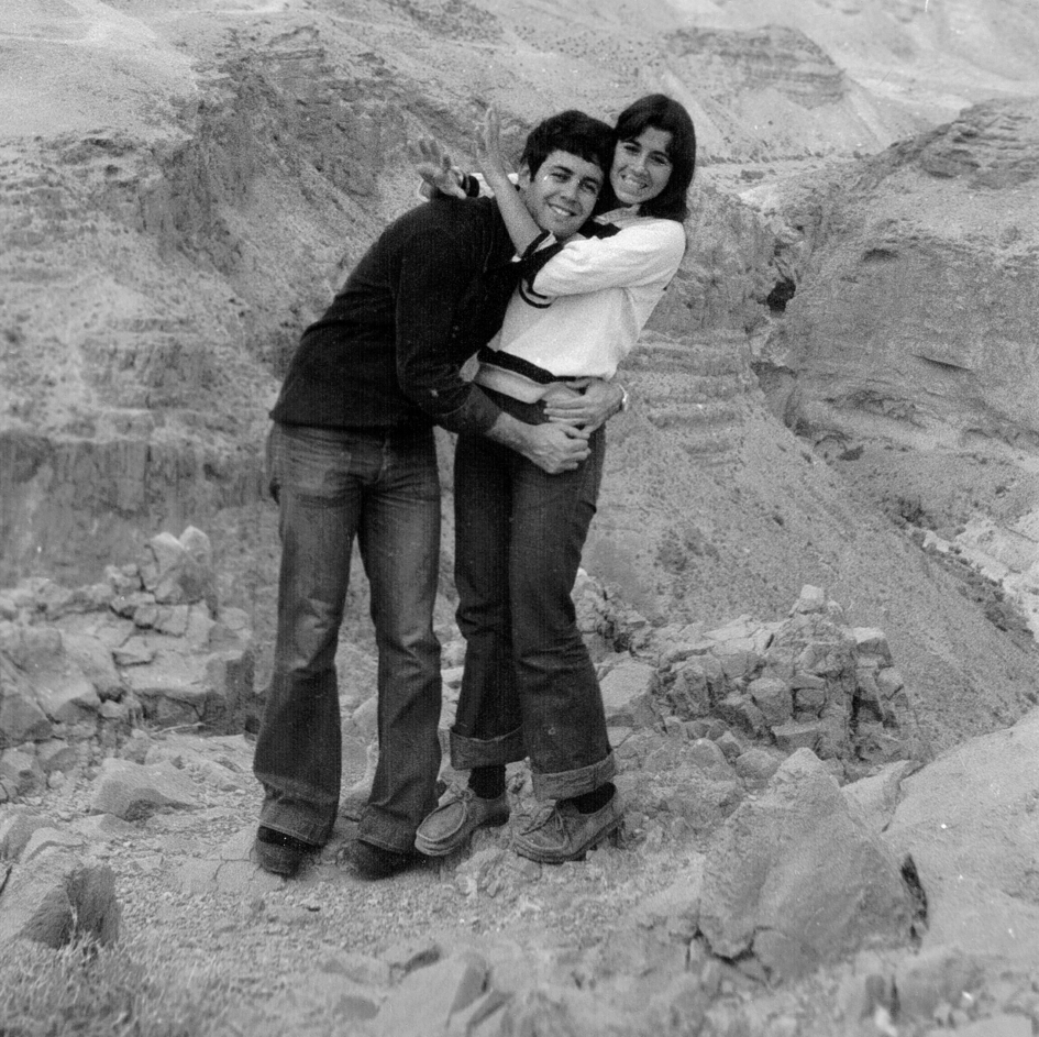 ישיש ואיריס בטיול זוגי בנגב ב-1975