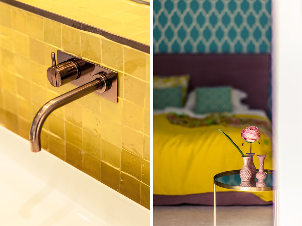 בפנים, על הקיר בגב המיטה, טפט טורקיז עם דוגמה גיאומטרית. בחדרי הרחצה אריחים ספרדיים צבעוניים בעבודת יד וברזי נחושת (צילום: Christine Leja)