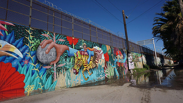 חומה באזור טיחואנה בגבול עם ארצות-הברית (צילום: AFP) (צילום: AFP)