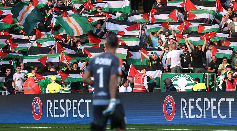 אוהדי סלטיק מניפים את דגל פלסטין (צילום: רויטרס) (צילום: רויטרס)