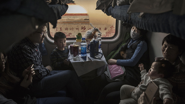 משפחה ברכבת מבייג'ינג למחוז הוביי (צילום: gettyimages) (צילום: gettyimages)
