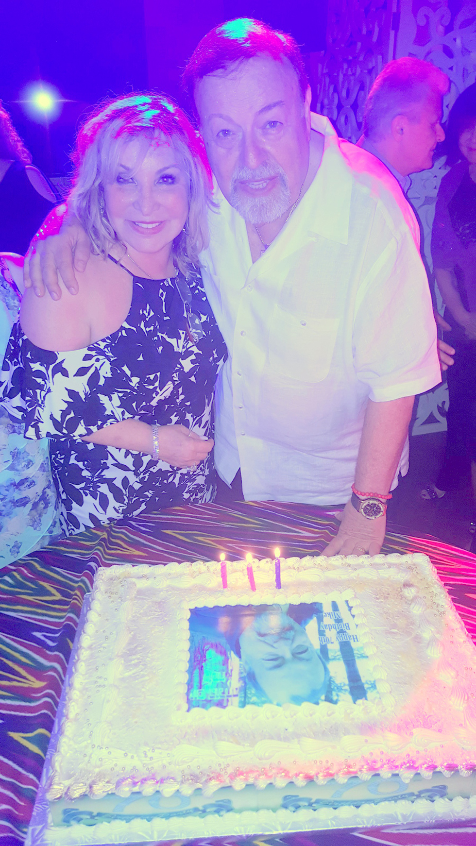 מייק דייגי ואשתו ענת עם עוגת יום ההולדת ()
