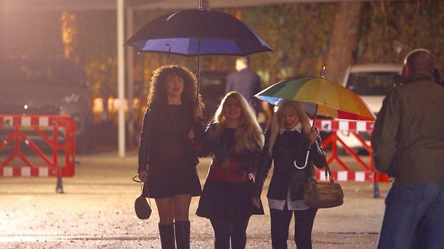 המטריות חזרו הערב לרחובות תל אביב (צילום: מוטי קמחי) (צילום: מוטי קמחי)