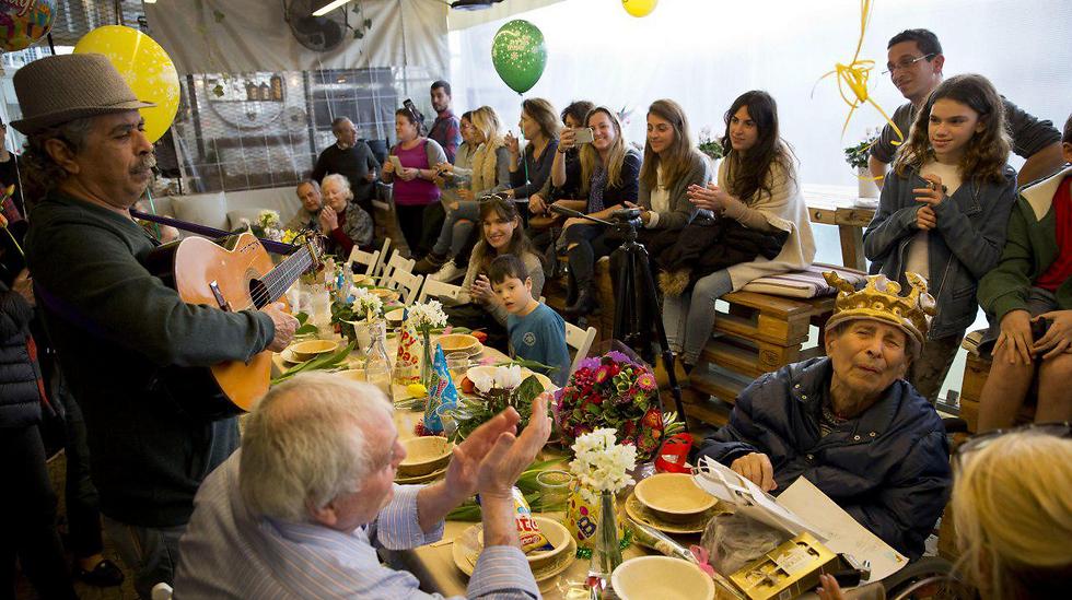 Ernest Weiner, sits during his birthday in a restaurant in the central Israeli city of Ramat Hasharon. (Photo: AP)