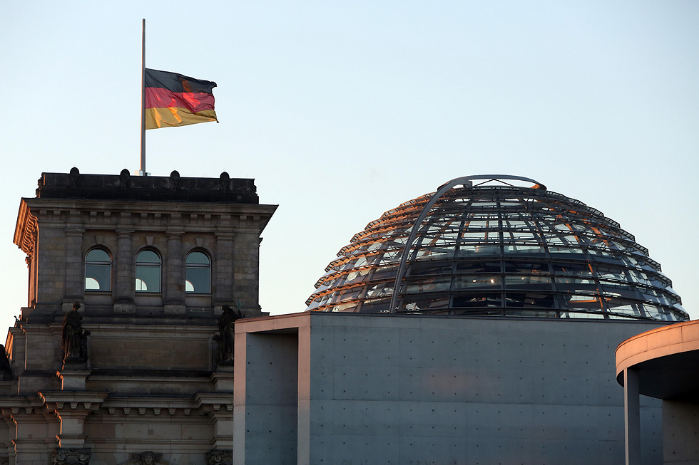 הדגל הורד לחצי התורן בפרלמנט הגרמני (צילום: AFP) (צילום: AFP)