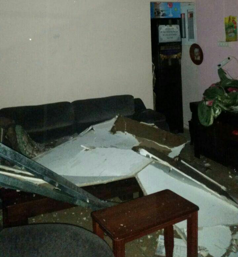 הנזק בתוך הבית בעכו (צילום: דוברות כבאות והצלה מחוז חוף) (צילום: דוברות כבאות והצלה מחוז חוף)