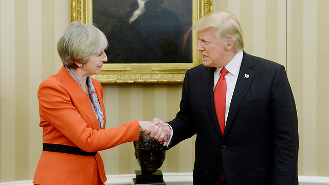 נשיא ארה"ב החדש בפגישה המדינית הראשונה שלו בתפקיד - עם ראש ממשלת בריטניה תרזה מיי, אמש (צילום: EPA) (צילום: EPA)
