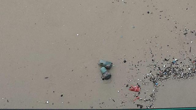 מרעומים שהתגלו הבוקר בחוף בתל-אביב (צילום: דוברות המשטרה) (צילום: דוברות המשטרה)