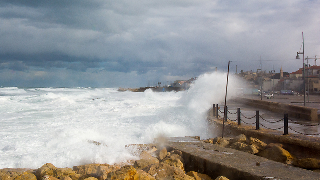 סערה בחוף בעג'מי (צילום: שחר גרבר) (צילום: שחר גרבר)
