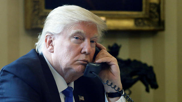 טראמפ בשיחת טלפון ראשונה עם פוטין בחדר הסגלגל (צילום: רויטרס) (צילום: רויטרס)