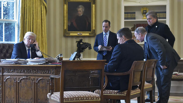 טראמפ במהלך השיחה הראשונה כנשיא עם פוטין (צילום: AFP) (צילום: AFP)