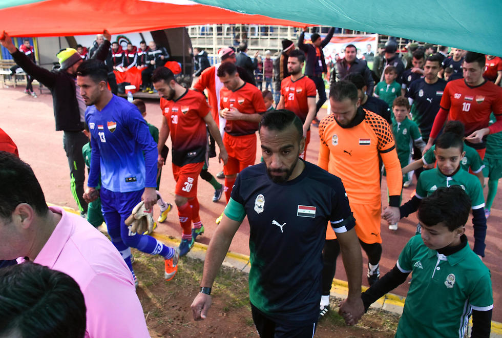 הקבוצות עולות למגרש. בירוק: חורייה. באדום: איתיחאד (צילום: AFP) (צילום: AFP)
