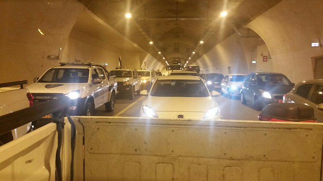 בגלל המחאה: פקק במנהרות הראל ()
