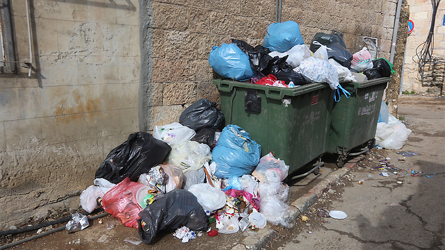 Sanitation Department's strike taking its toll on the streets (Photo: Gil Yohanan)