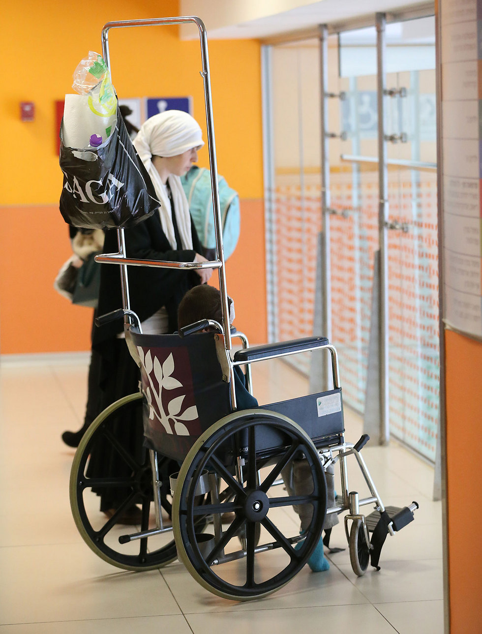 הפצוע נתן עתיה יוצא מבית החולים עם אמו אורה (צילום: אלעד גרשגורן) (צילום: אלעד גרשגורן)