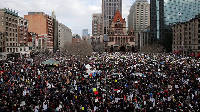 מפגינים בבוסטון (צילום: רויטרס) (צילום: רויטרס)