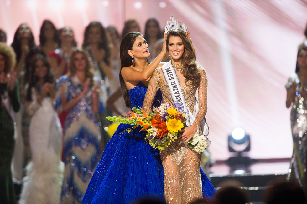 רגע ההכתרה המרגש. מיס צרפת (מימין) ומיס יוניברס היוצאת פיה אורטבאך מהפיליפינים (צילום: Anthony Yu, Miss Universe)